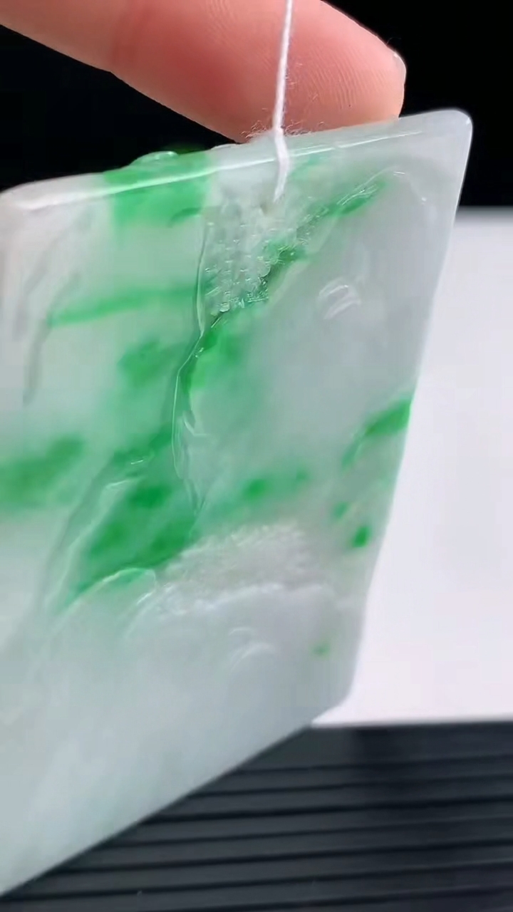 天然A货翡翠山水牌吊坠尺寸65.1-45.4-4.9重量:41.39g
4月12日