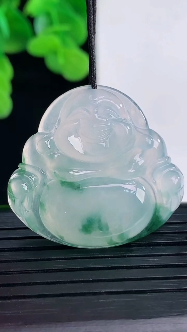 天然A货翡翠冰种飘花佛公吊坠尺寸29.6-32.1-5.8重量:9.35g
4月12日