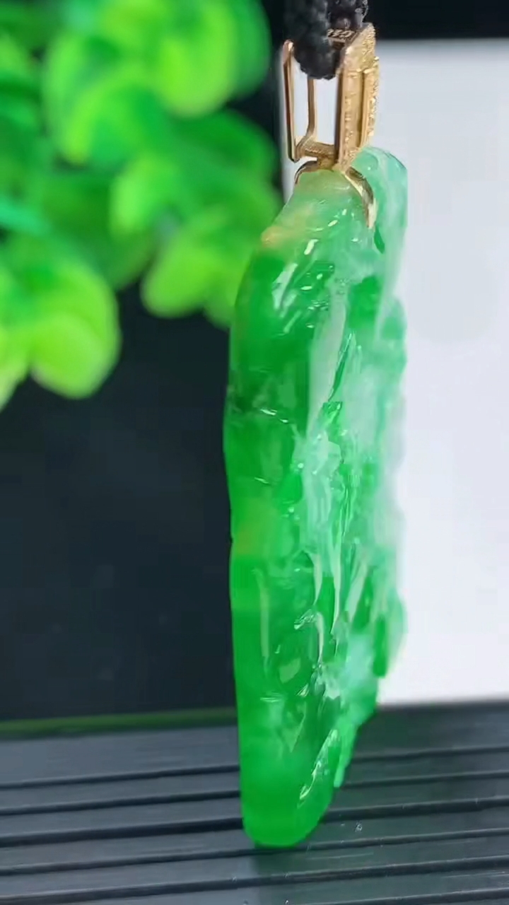 天然A货翡翠山水牌吊坠尺寸54.3-25.2-4.5重量:13.57g
4月12日