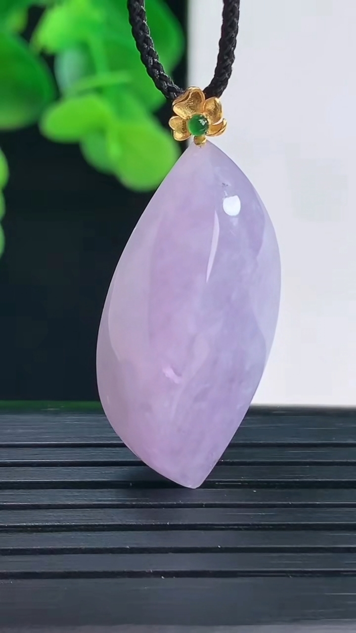 天然A货翡翠18K金紫罗兰随形吊坠尺寸36.2-15.6-11.4重量:7.94g
4月12日