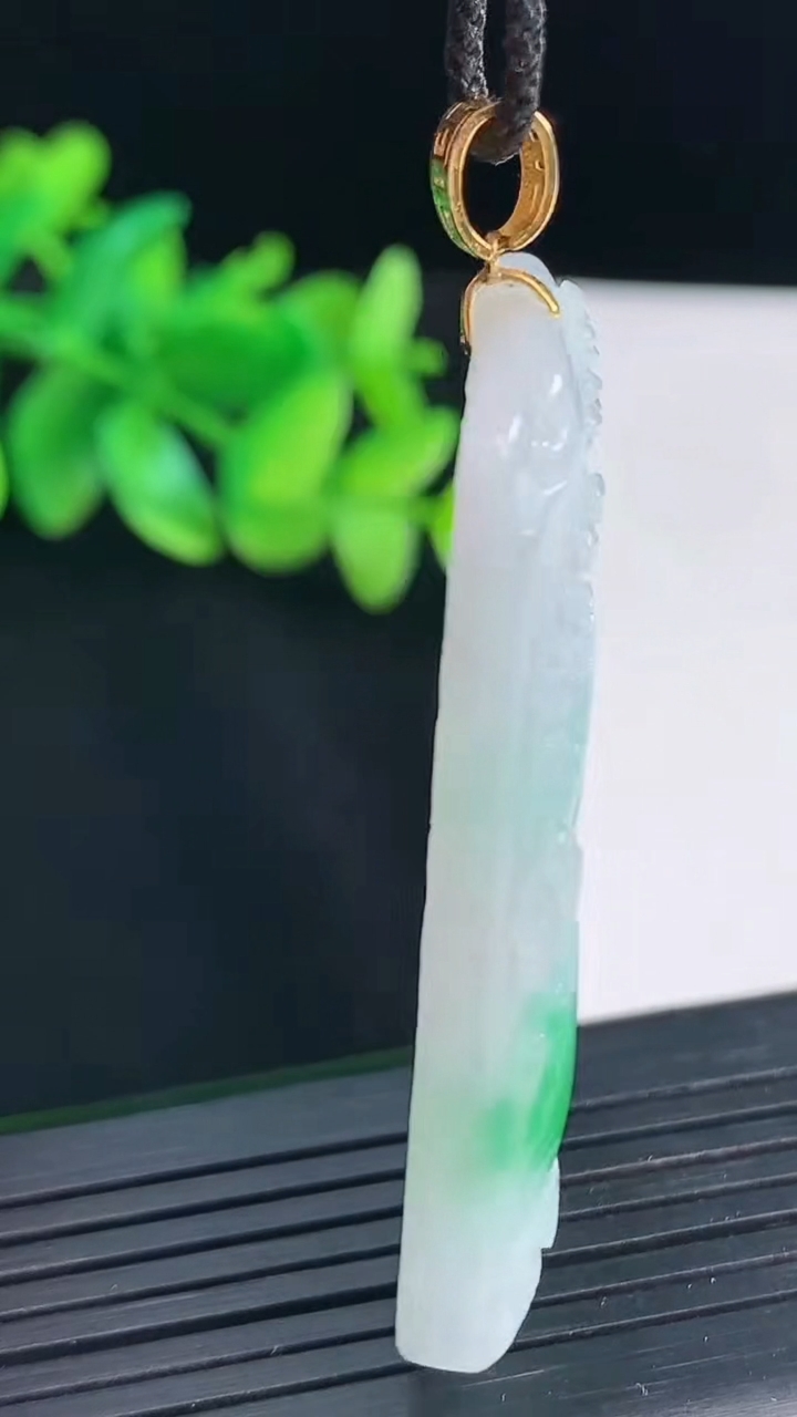 天然A货翡翠山水牌吊坠，尺寸50.5-32-6.5重量:24.25g
4月12日