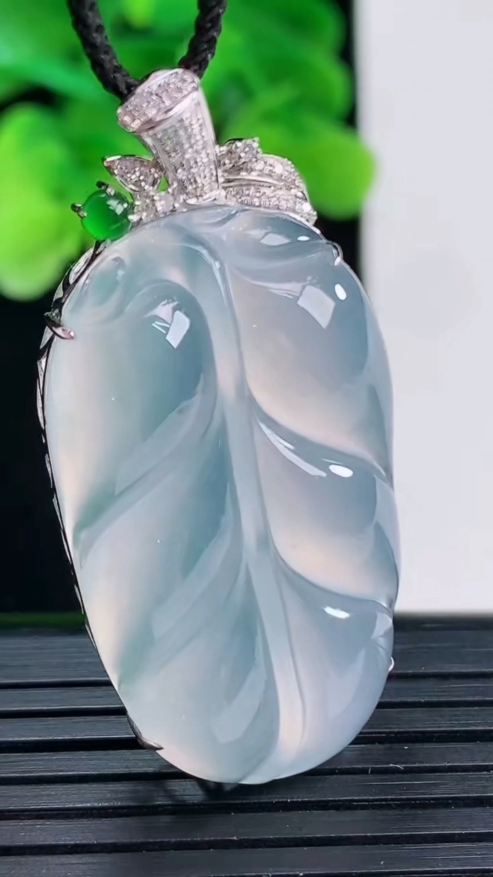 天然A货翡翠种紫罗兰金枝玉叶 叶子吊坠尺寸44-36.3-20.8-8.9重量:10.15g
4月12日