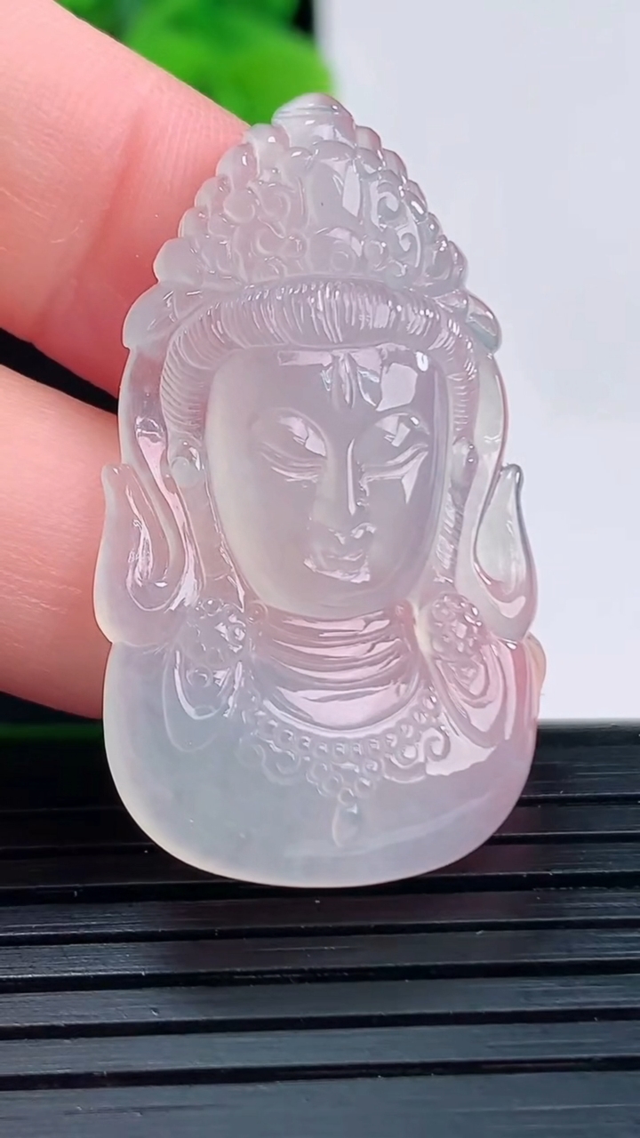 天然A货翡翠观音头吊坠尺寸36.1-20.5-5.5重量:7.67g
4月12日