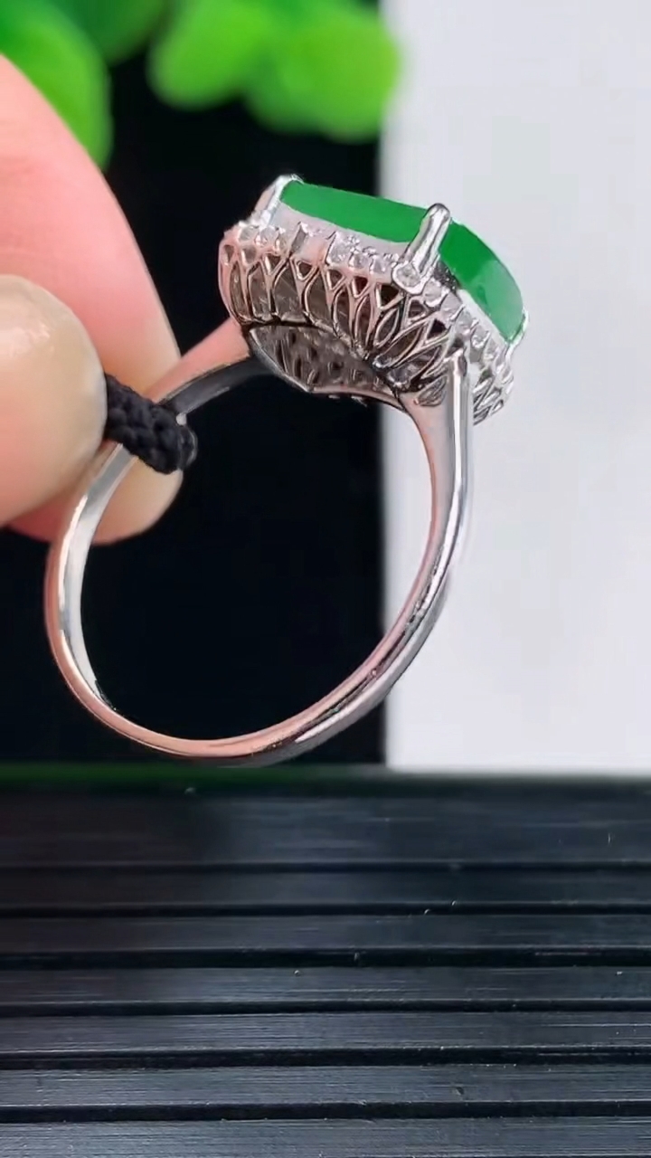 天然A货翡翠马鞍戒指尺寸17.4-8.2-9.5重量:2.38g2026年4月12日
工厂直销收藏佳品,种好水足，色泽均匀，有种有色，上手高大气！