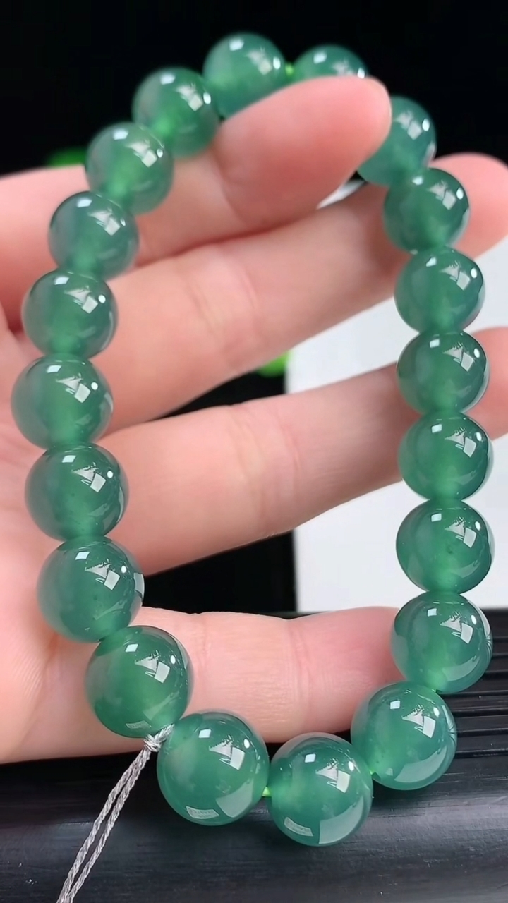 天然A货翡翠蓝水圆珠手串尺寸9.6-20颗重量:33.11g4月12日
工厂直销收藏佳品,种好水足，色泽均匀，有种有色，上手高大气！