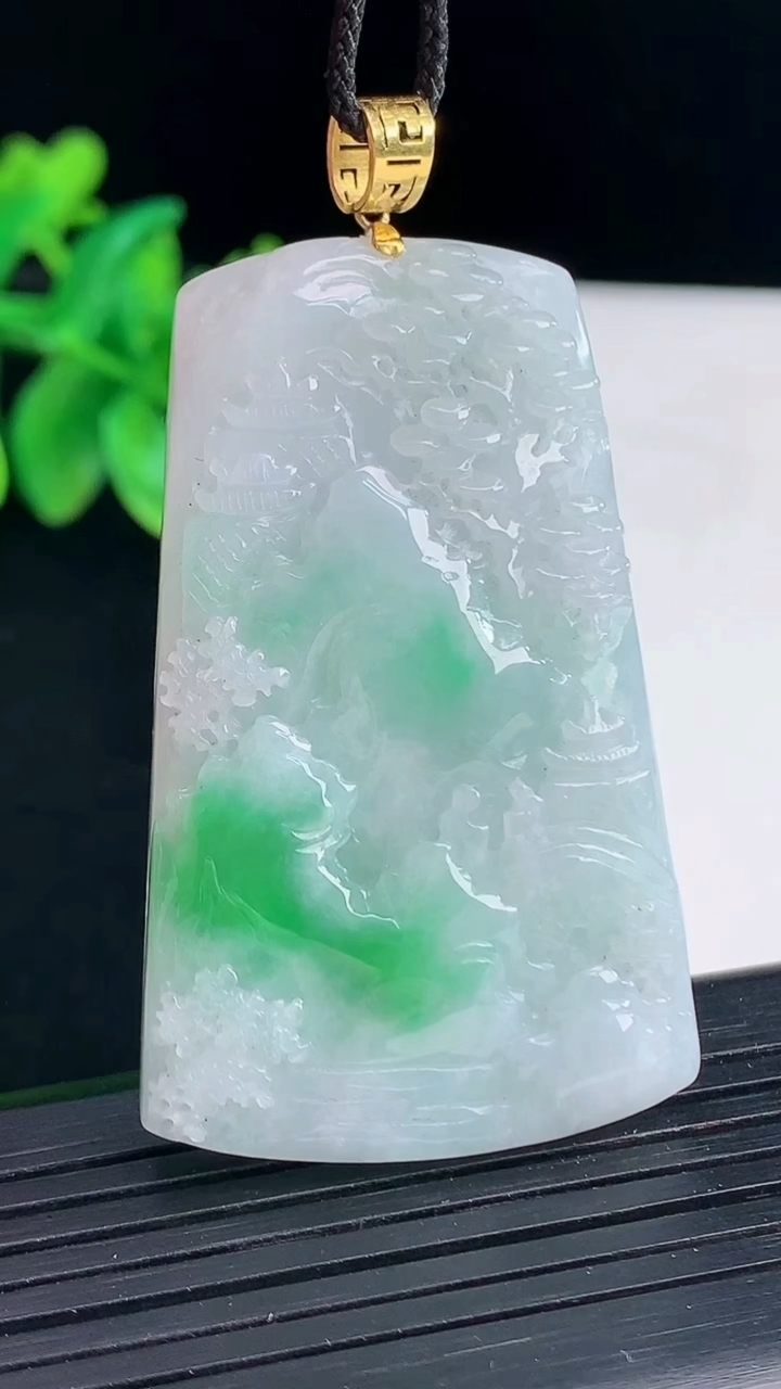 天然A货翡翠山水牌吊坠，尺寸50.5-32-6.5重量:24.25g
4月12日