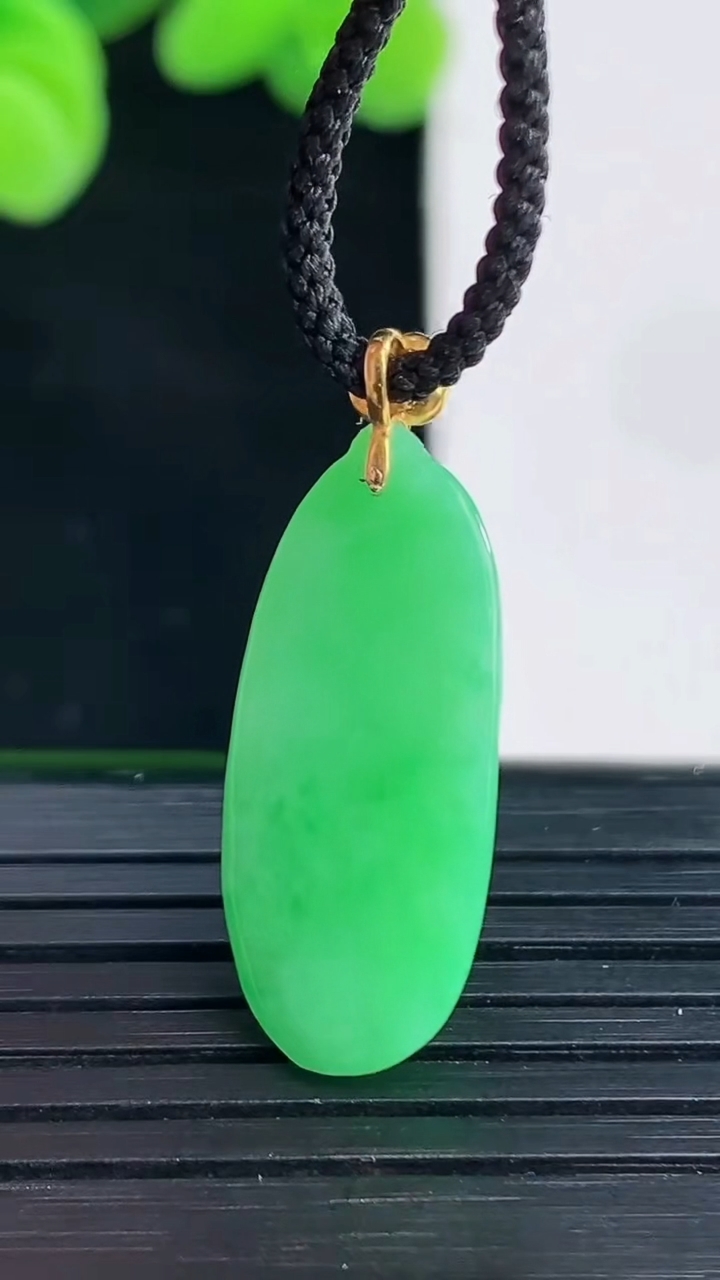 天然A货翡翠福瓜吊坠尺寸28.2-10.6-5重量:2.60g
4月12日