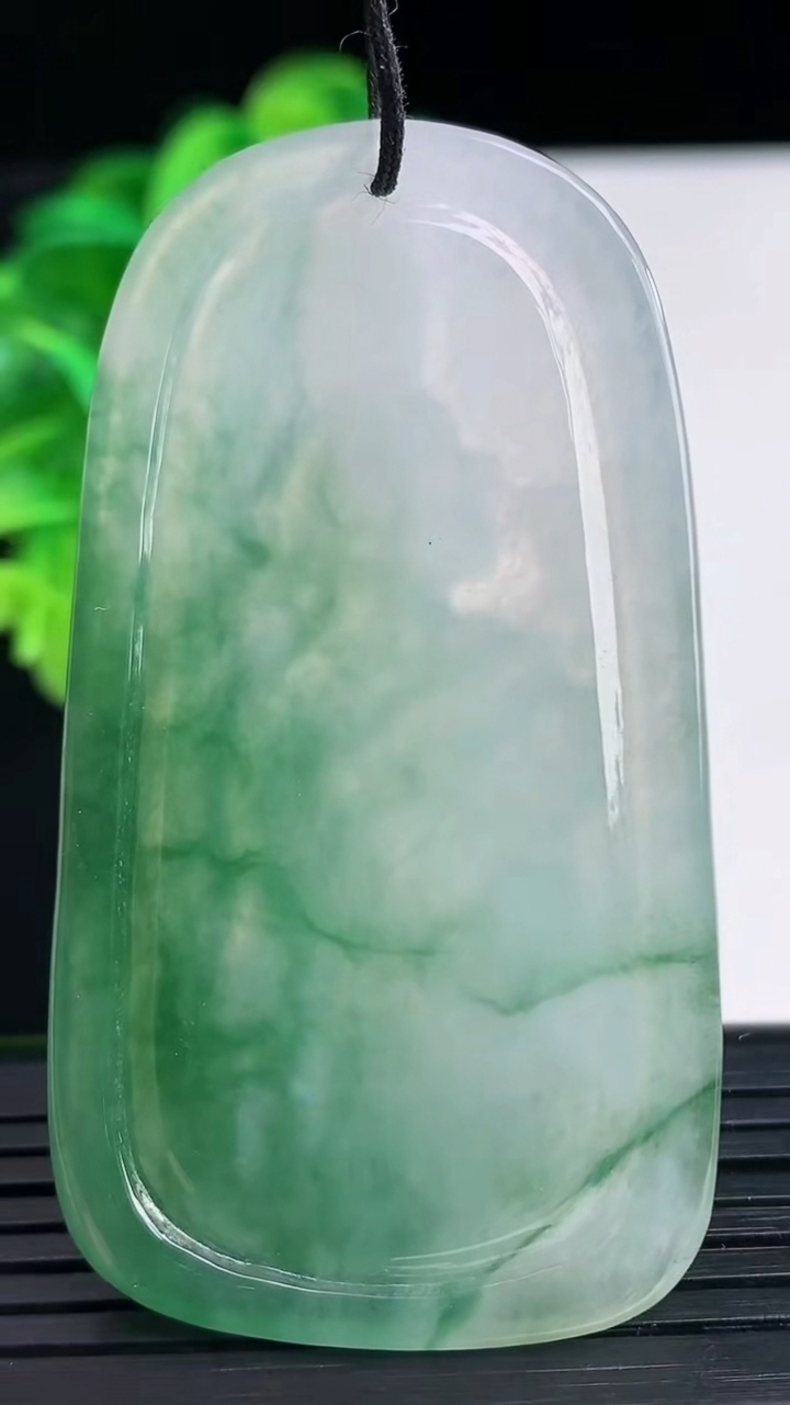 天然A货翡翠观音菩萨吊坠尺寸62.6-34.4-5.4重量:25.02g
4月12日