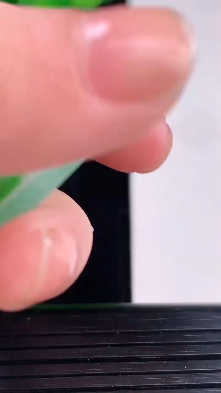 天然A货翡翠无事牌镶嵌件尺寸42.5-24.1-3重量:8.09g
4月12日