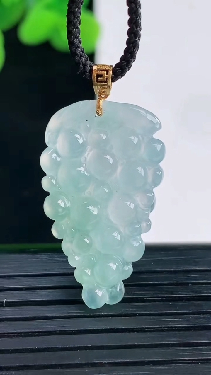 天然A货翡翠多子多福 葡萄吊坠尺28.2-17.2-5.9重量:4.52g
4月12日