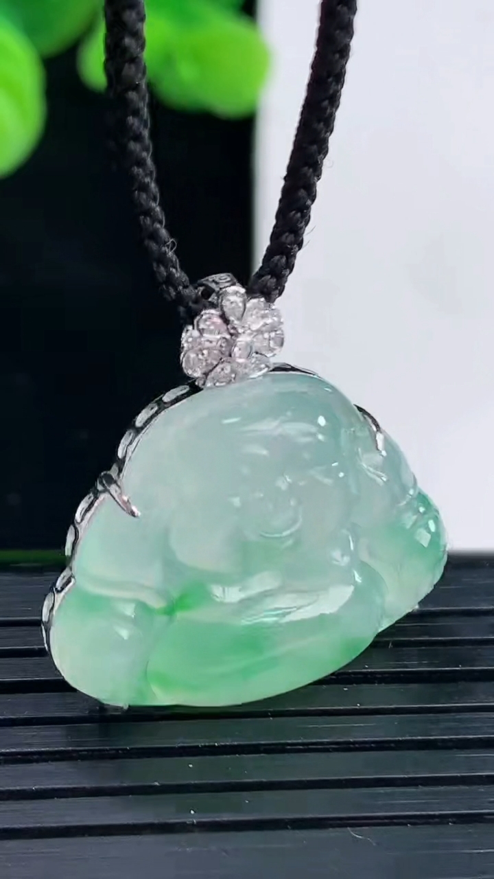 天然A货翡翠佛公吊坠尺寸25.6-19.8-14.9-7.2重量:5.52g
4月12日