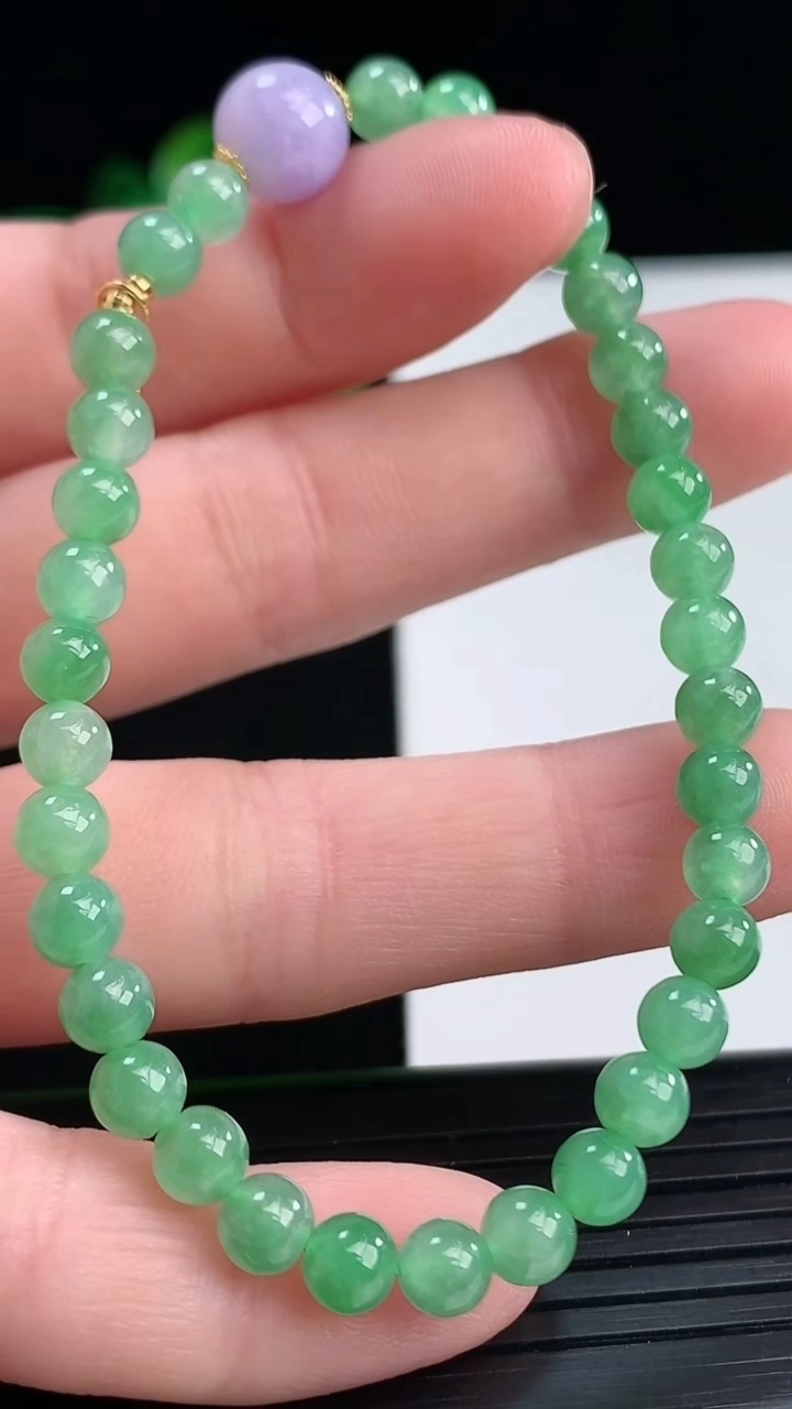 天然A货翡翠圆珠手串尺寸4.6重量:7.76g4月12日
工厂直销收藏佳品,种好水足，色泽均匀，有种有色，上手高大气！