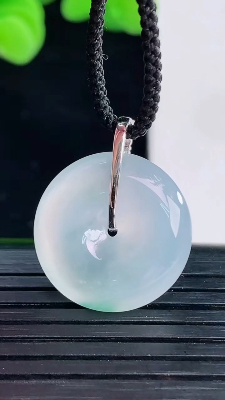 天然A货翡翠种飘花平安扣吊坠尺寸19.1-5.3重量:4.17g
4月12日