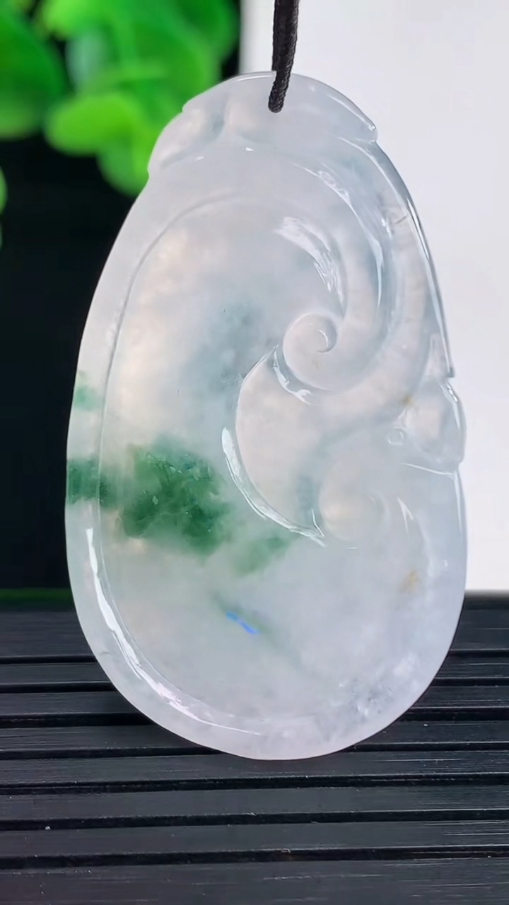 天然A货翡翠飘花如意吊坠尺寸42.5-24.9-5.3重量:10.75g
4月12日