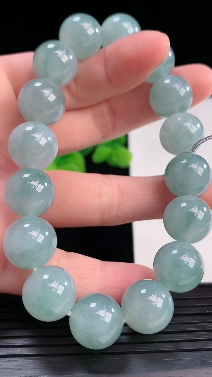 天然A货翡翠飘花圆珠手串尺寸13-16颗重量:59.84g4月12日
工厂直销收藏佳品,种好水足，色泽均匀，有种有色，上手高大气！