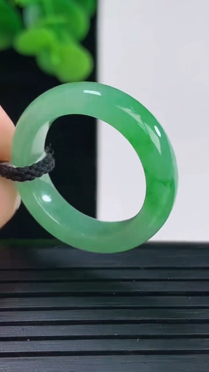 天然A货翡翠指环戒指尺寸18.2-5.7-3.7重量:4.52g2026年4月12日
工厂直销收藏佳品,种好水足，色泽均匀，有种有色，上手高大气！