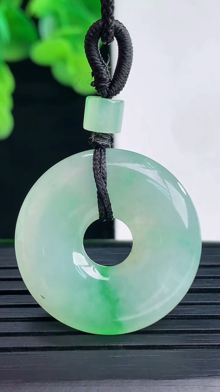 天然A货翡翠平安环吊坠尺寸26-4.7重量:7.16g
4月12日