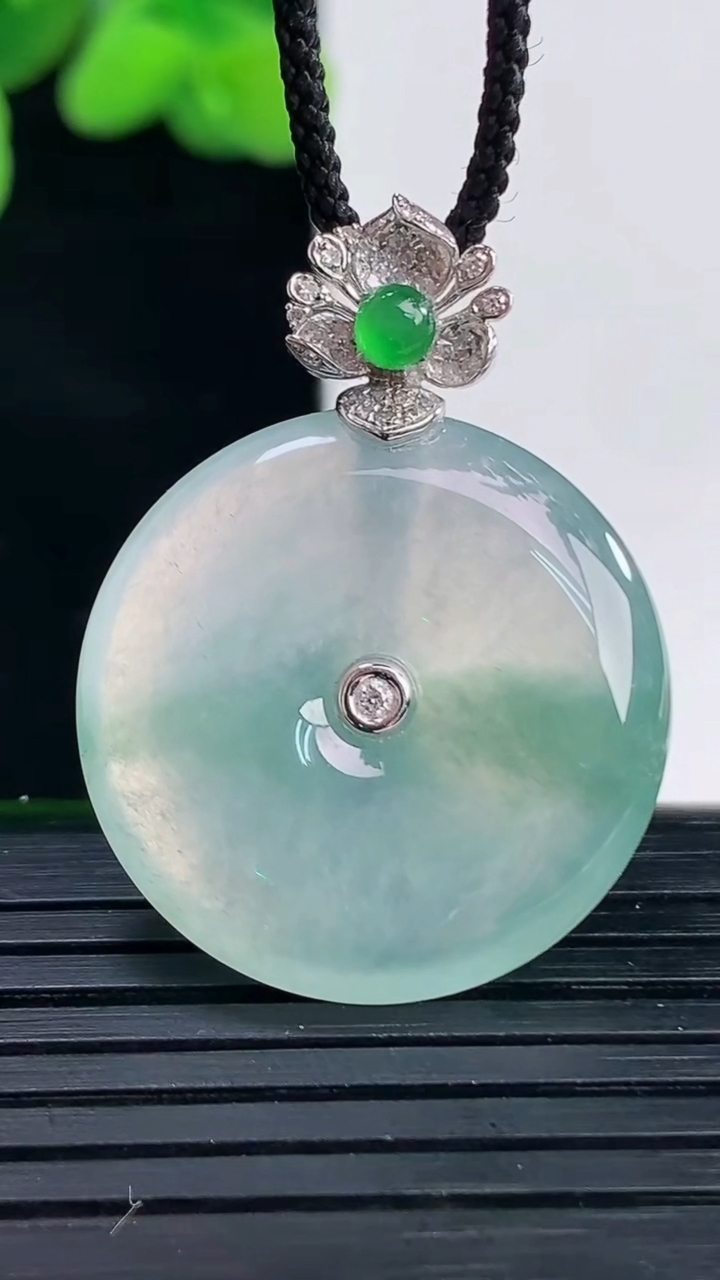 天然A货翡翠种飘花平安扣吊坠尺寸32.3-24.5-4.7重量:6.99g
4月12日