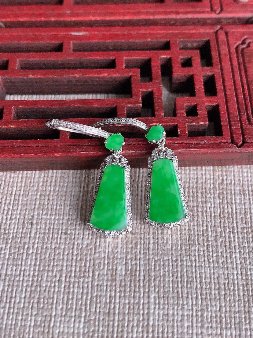 天然A货翡翠18K金伴钻镶嵌满绿无事牌耳坠 
尺寸12-6.6-3mm 重量2.66g 0410