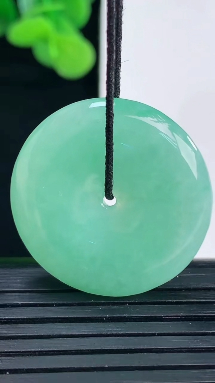 天然A货翡翠平安扣吊坠尺寸27.2-5.9重量:9.64g
4月12日