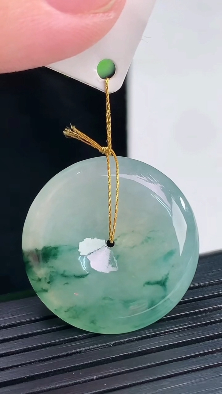 天然A货翡翠冰种飘花平安扣吊坠，尺寸28-6重量:9.66g
4月12日