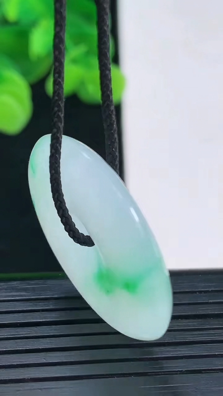 天然A货翡翠平安扣吊坠尺寸31-5.3重量:11.12g
4月12日