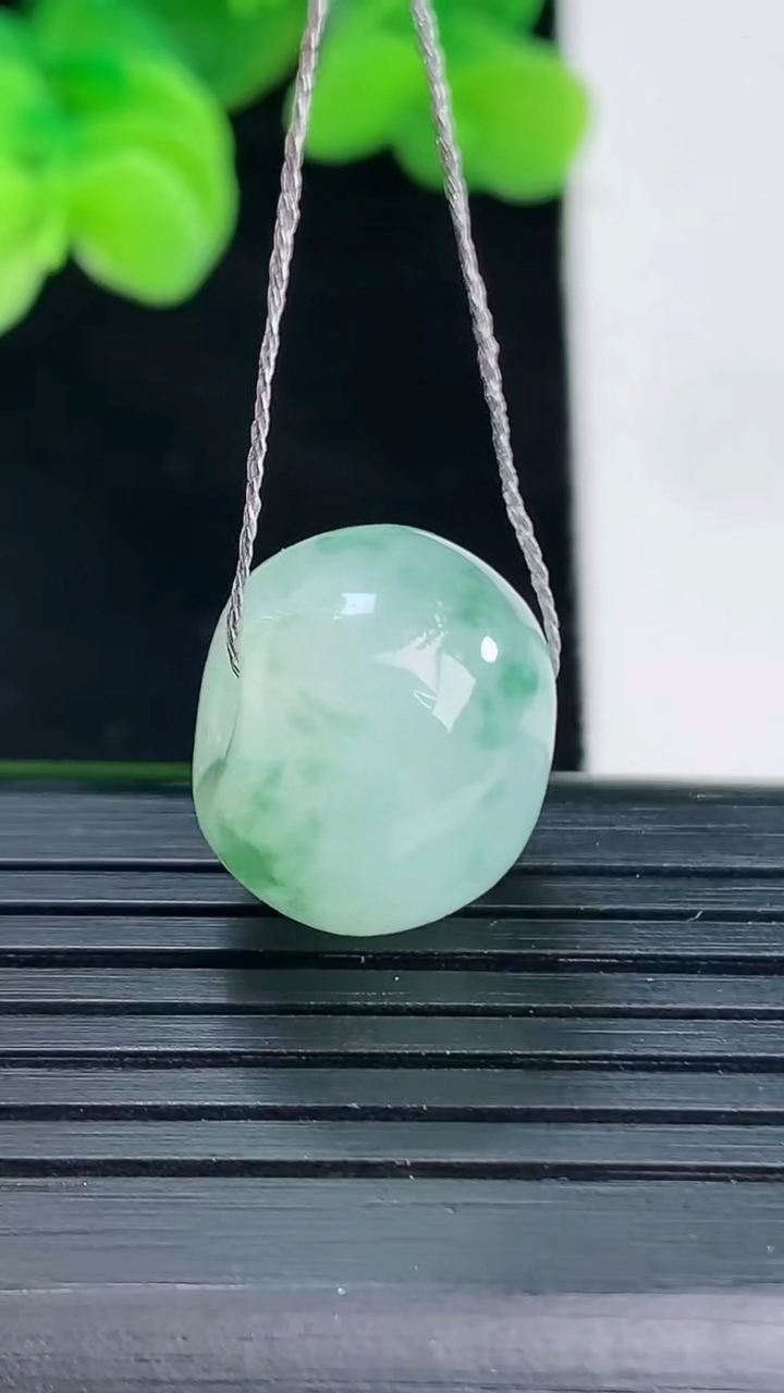 天然A货翡翠飘花路路通吊坠尺寸15.7-11.9重量:5.83g
4月12日