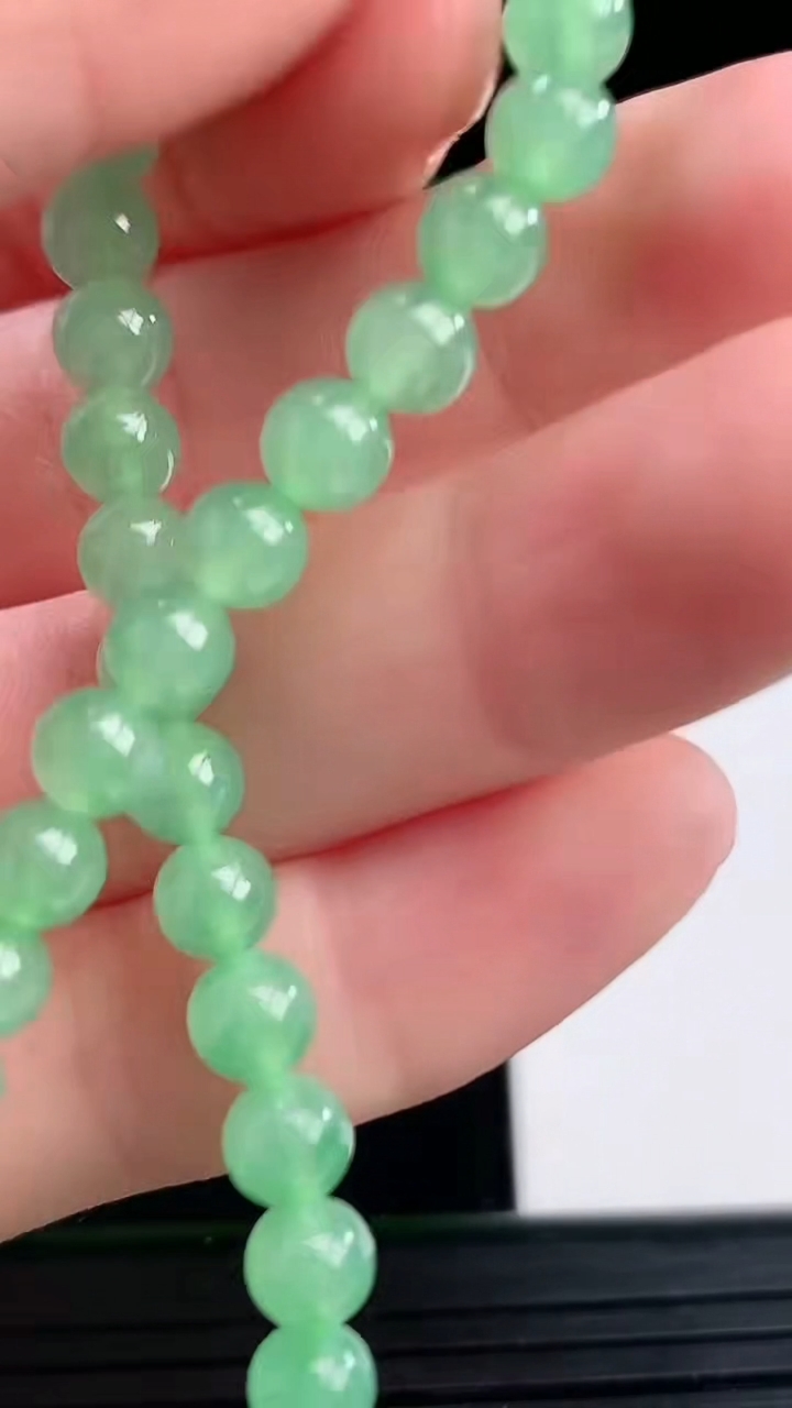 天然A货翡翠圆珠手串尺寸5.2重量:6.11g4月12日
工厂直销收藏佳品,种好水足，色泽均匀，有种有色，上手高大气！