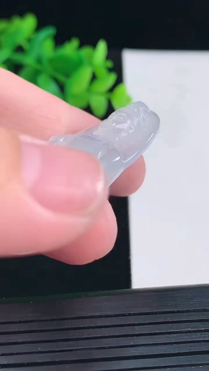 天然A货翡翠种白冰素衣观音吊坠，尺寸49-32-5.6重量:14.85g
4月12日