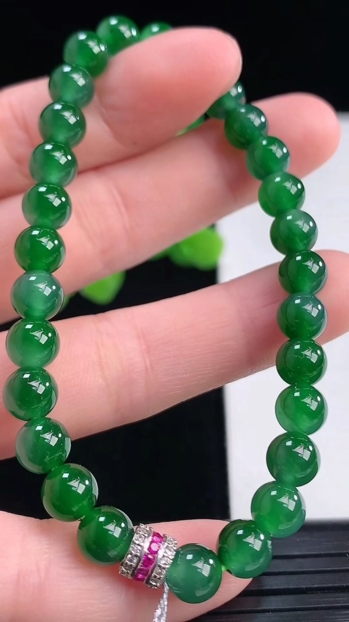 天然A货翡翠圆珠手串尺寸6.3重量:12.99g4月12日
工厂直销收藏佳品,种好水足，色泽均匀，有