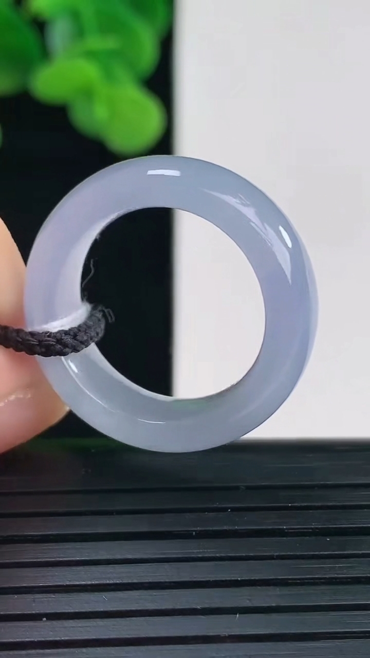 天然A货翡翠紫罗兰指环戒指尺寸17.6-7.4-3.9重量:5.91g2026年4月12日
工厂直销收藏佳品,种好水足，色泽均匀，有种有色，上手高大气！