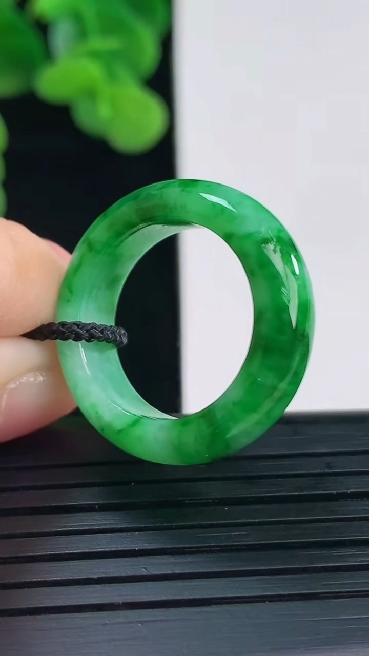 天然A货翡翠指环戒指尺寸173-6-3.6重量:4.51g2026年4月12日
工厂直销收藏佳品,种