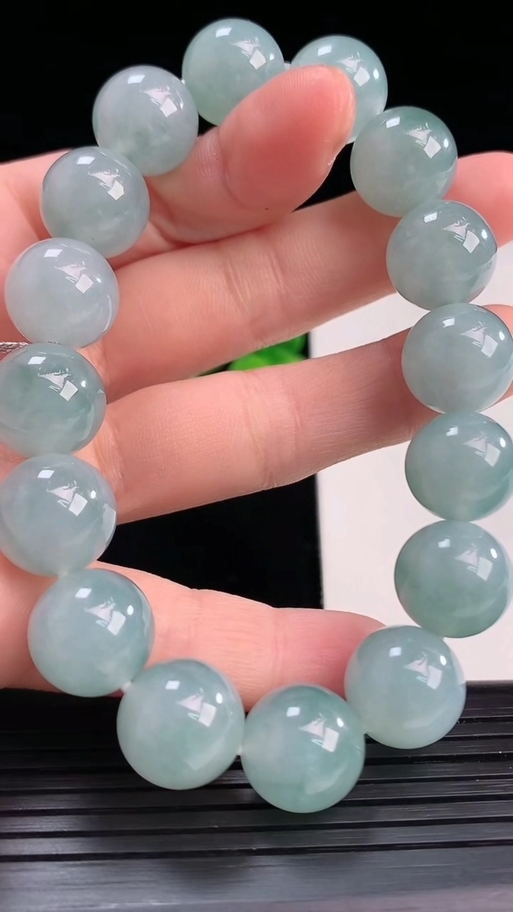 天然A货翡翠飘花圆珠手串尺寸13-16颗重量:59.84g4月12日
工厂直销收藏佳品,种好水足，色泽均匀，有种有色，上手高大气！