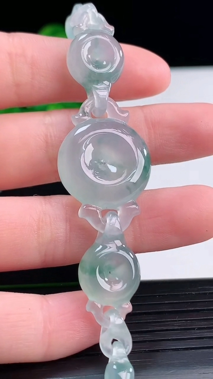 天然A货翡翠种飘花平安扣吊坠尺寸19.1-6重量:11.83g
4月12日