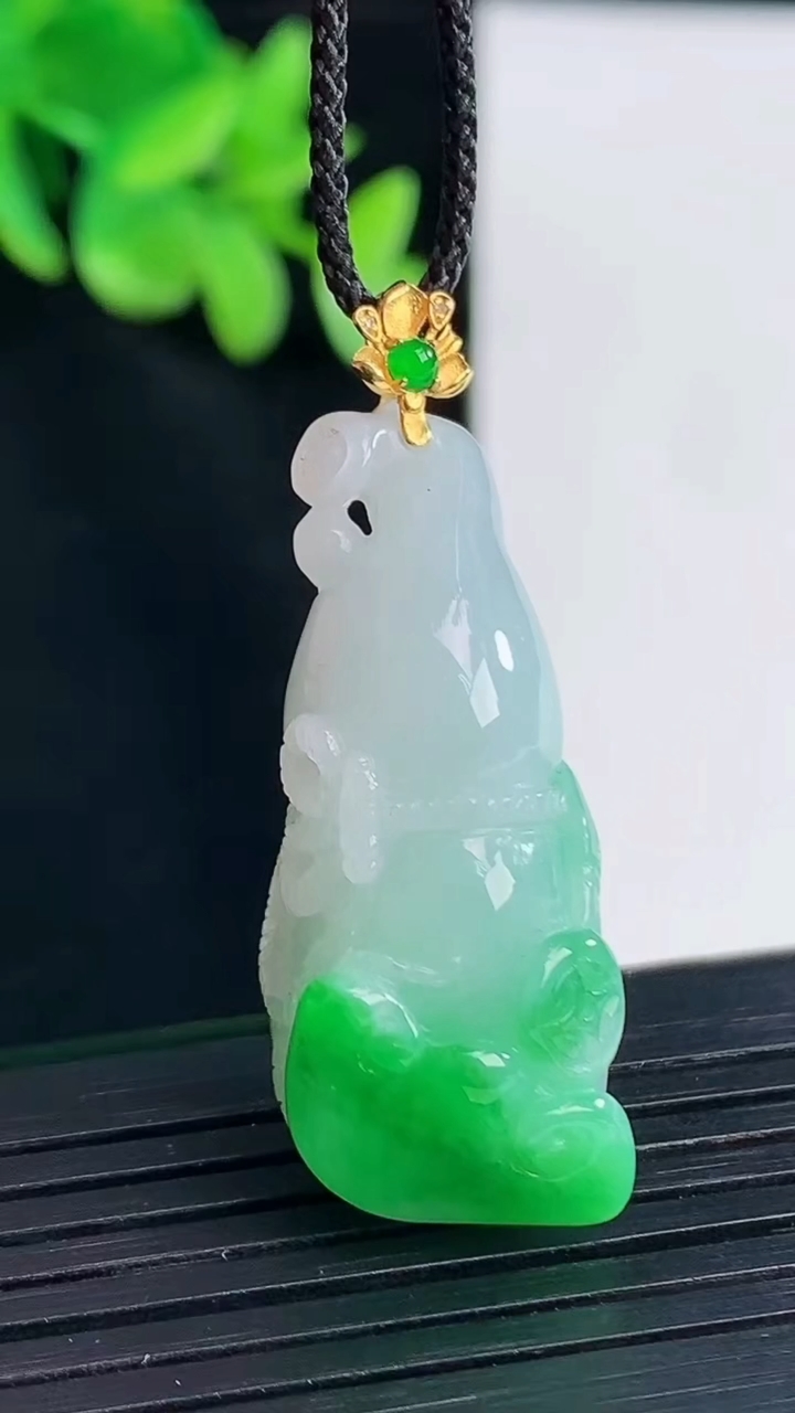 天然A货翡翠葫芦吊坠，尺寸32.6-15-12重量:11.11g
4月12日