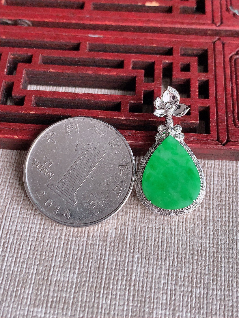 天然A货翡翠18K金镶嵌满绿水滴吊坠 
尺寸29-15.6-5.5裸石16.6-12.6mm 重量2.40g 0411