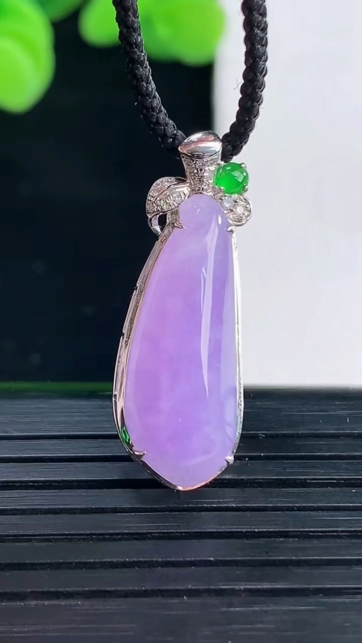 天然A货翡翠18K金紫罗兰福瓜吊坠尺寸27.8-9.6-7.2重量:2.09g
4月12日