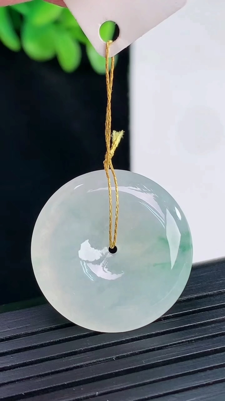 天然A货翡翠飘花平安扣吊坠，尺寸25-5重量:6.24g
4月12日