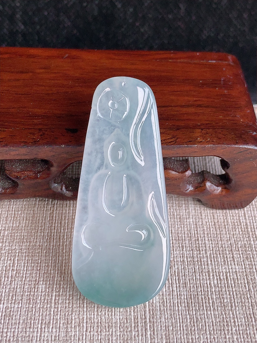 天然A货翡翠飘花阿弥陀佛吊坠 
尺寸54-23.2-5mm 重量12.90g 0411