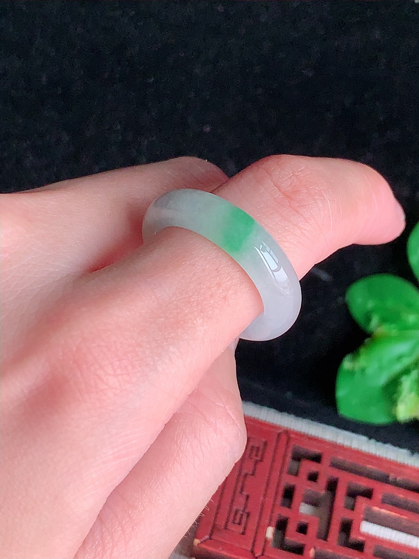 天然A货翡翠飘绿素面戒指 
尺寸18.4-6-4.2mm 重量5.00g 0411