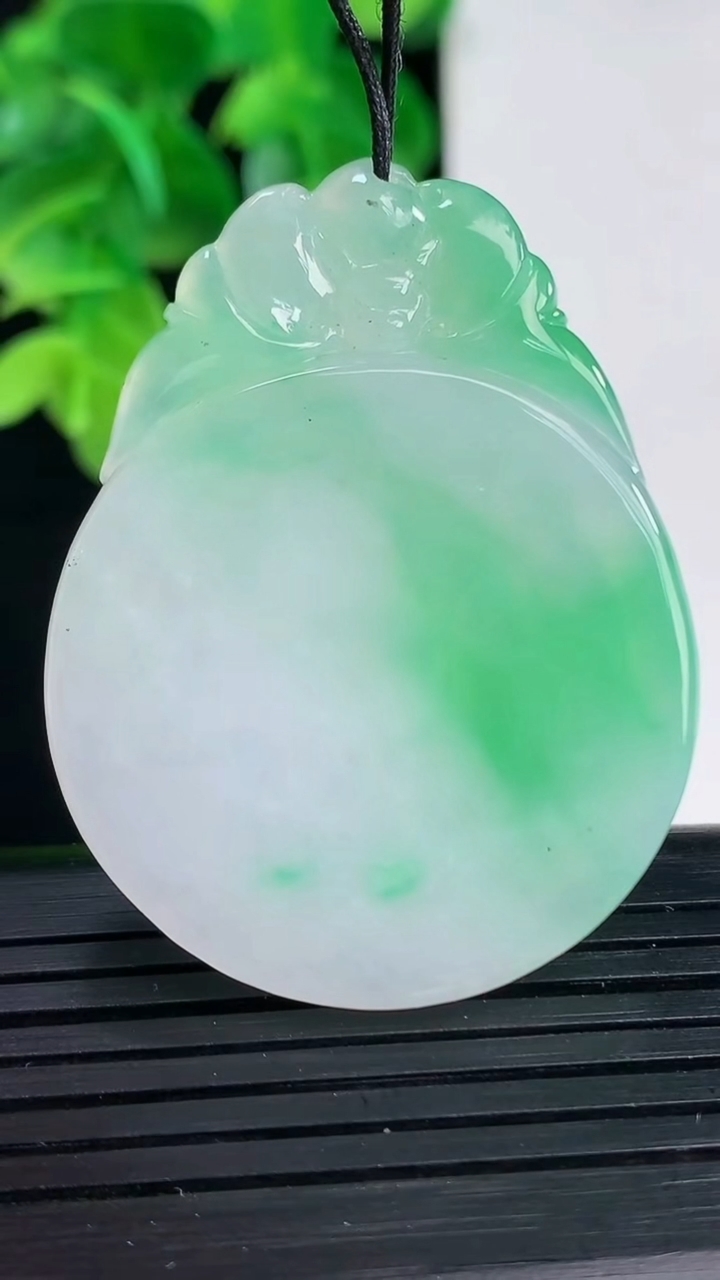 天然A货翡翠福贝吊坠尺寸44.8-34.3-4.1重量:14.22g
4月12日