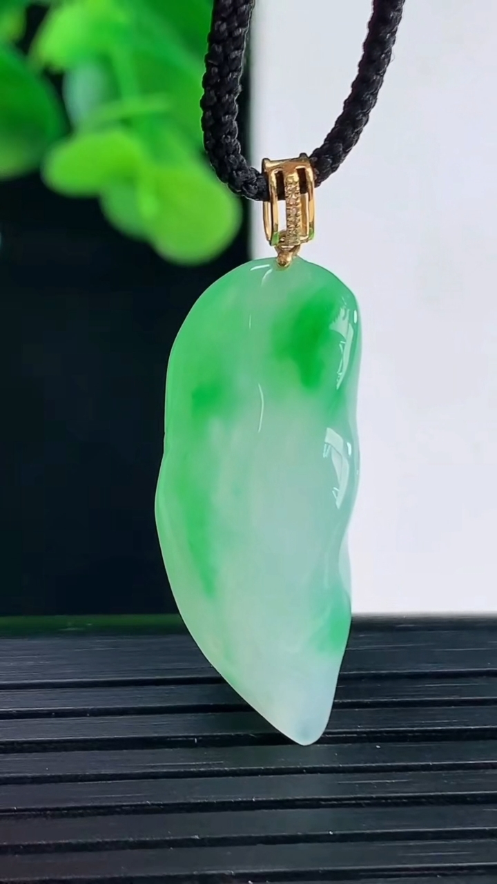 天然A货翡翠原石吊坠尺寸30.6-12.6-7.4重量:5.24g
4月12日