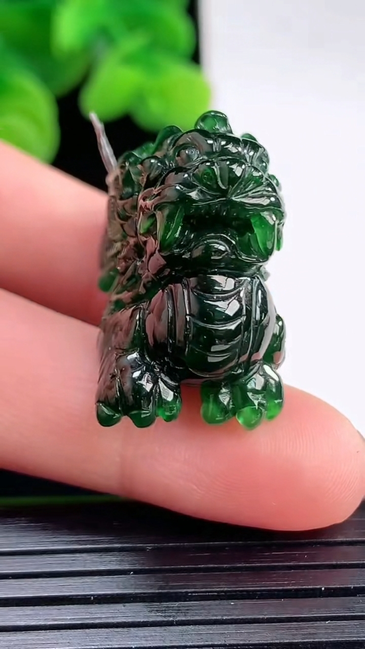 天然A货翡翠麒麟吊坠尺寸35.4-16.2-21.1重量:18.20g
4月12日