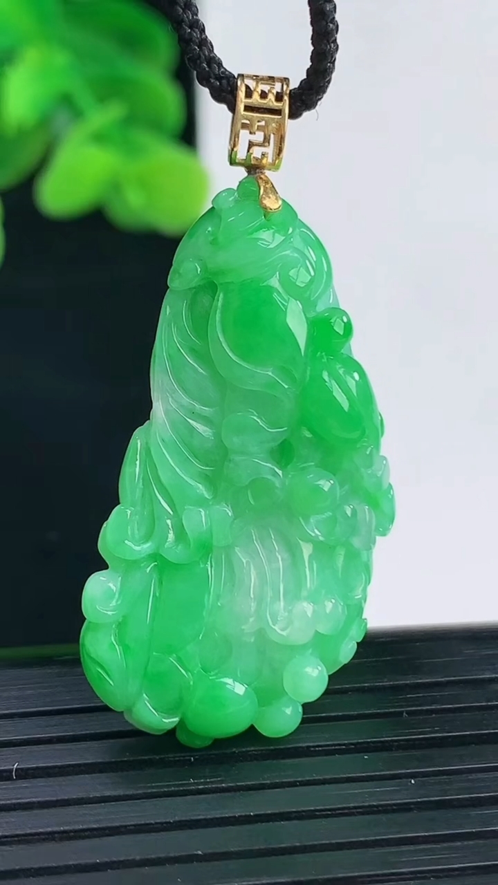 天然A货翡翠白菜吊坠尺寸37-20.2-10.5重量:11.39g
4月12日