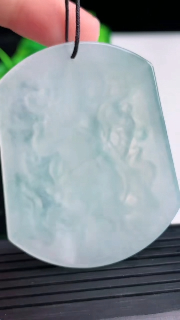 天然A货翡翠关公吊坠尺寸52.5-42.2-5.2重量:27.03g
4月12日