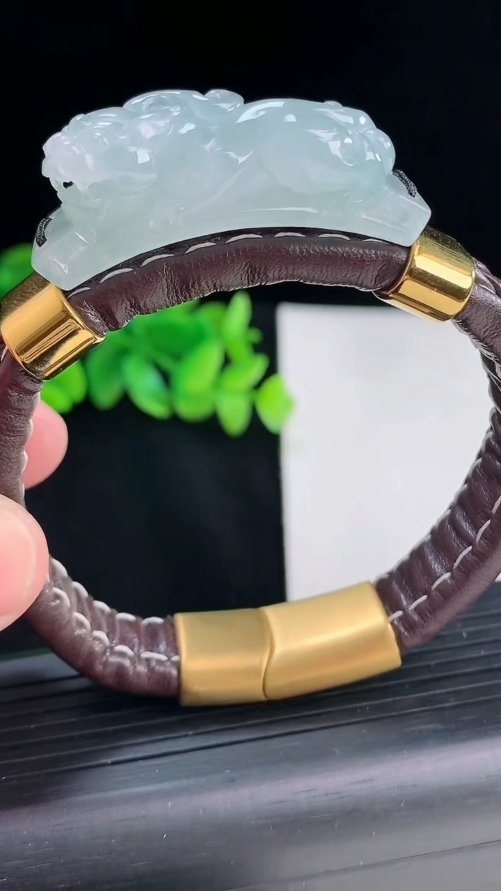 天然A货翡翠飘花貔貅手牌尺寸39-22.5-12.6重量:35.48g
4月12日