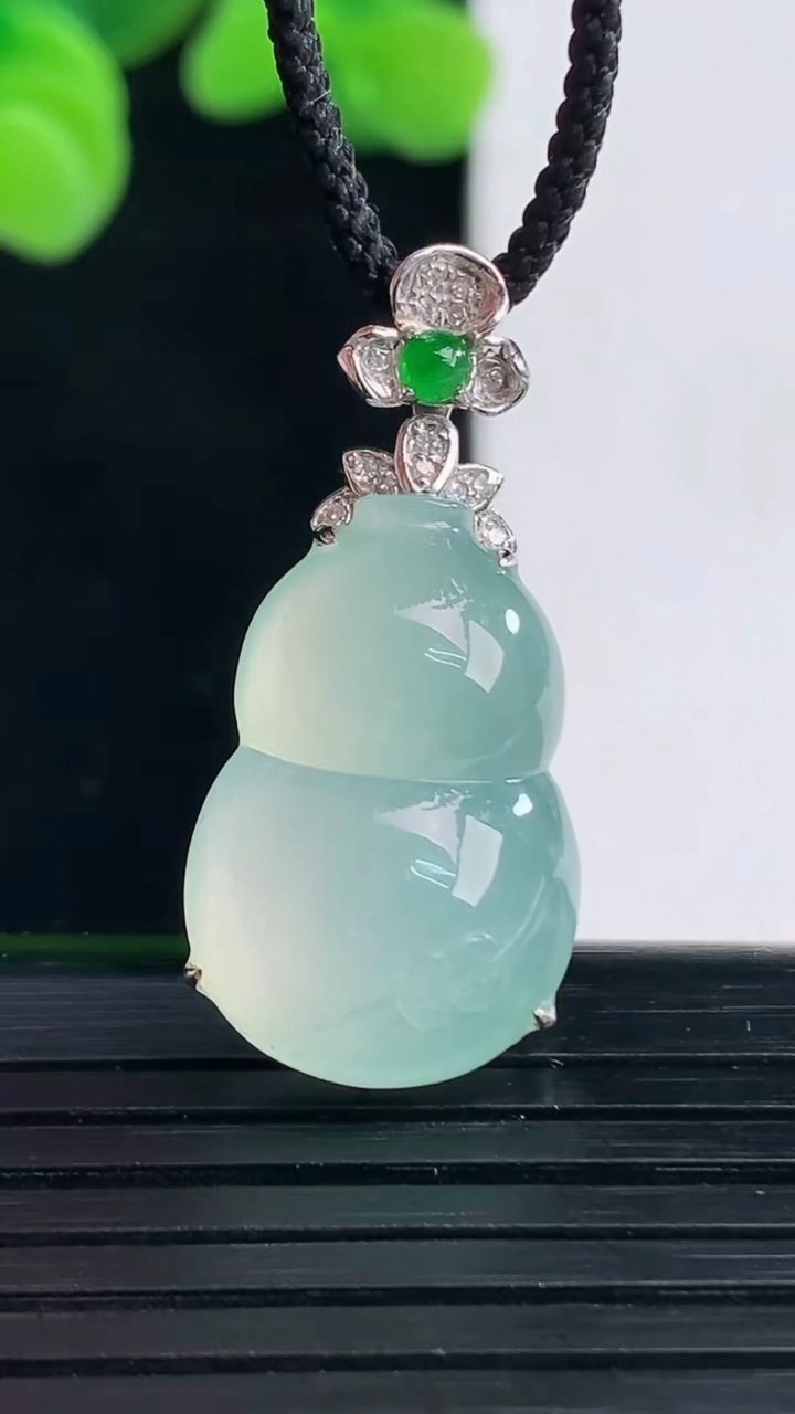 天然A货翡翠葫芦吊坠尺寸30-13.9-8.3重量:4.43g
4月12日