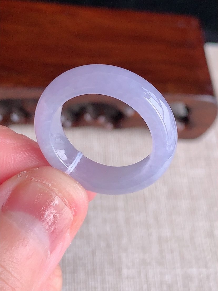 天然A货翡翠紫罗兰素面戒指 
尺寸17.4-6-4.2mm 重量4.60g 0411