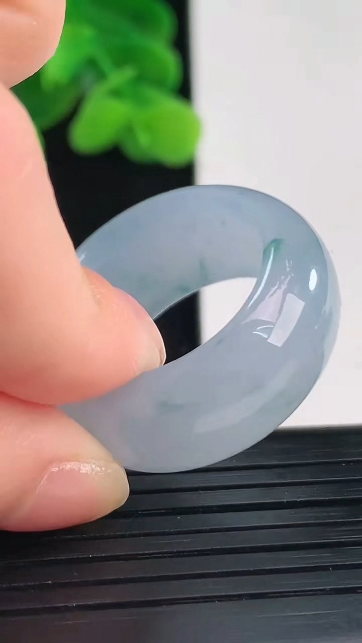 天然A货翡翠紫罗兰飘花指环扳指尺寸20.5-12.1-4.5重量:11.62g2026年4月12日
工厂直销收藏佳品,种好水足，色泽均匀，有种有色，上手高大气！