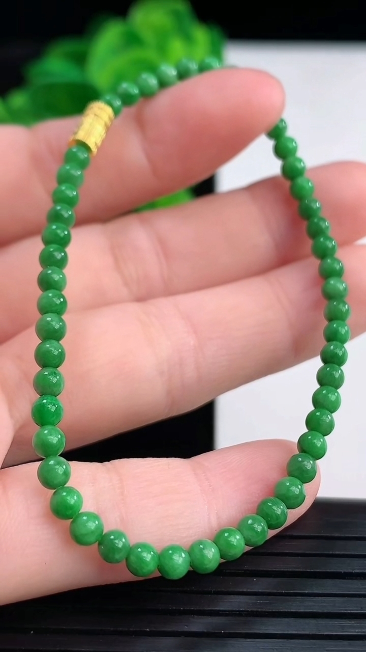 天然A货翡翠小米珠手串尺寸3.3重量:3.79g4月12日
工厂直销收藏佳品,种好水足，色泽均匀，有种有色，上手高大气！